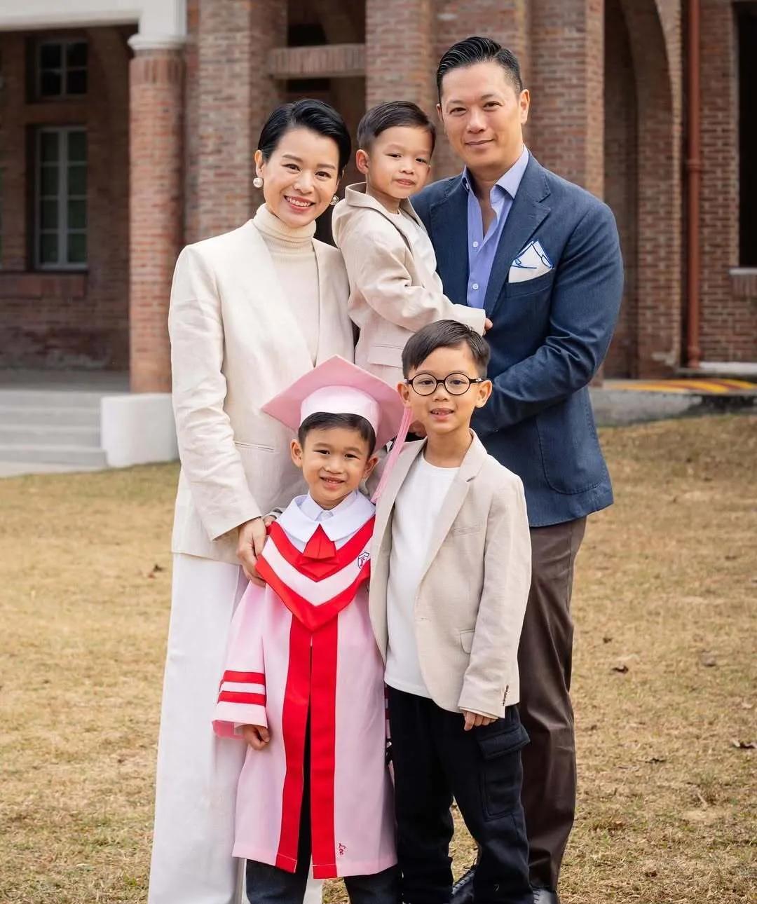 胡杏儿分享老公带娃日常！原来今天是父亲节（6月15日）
胡杏儿连生三个儿子！
是