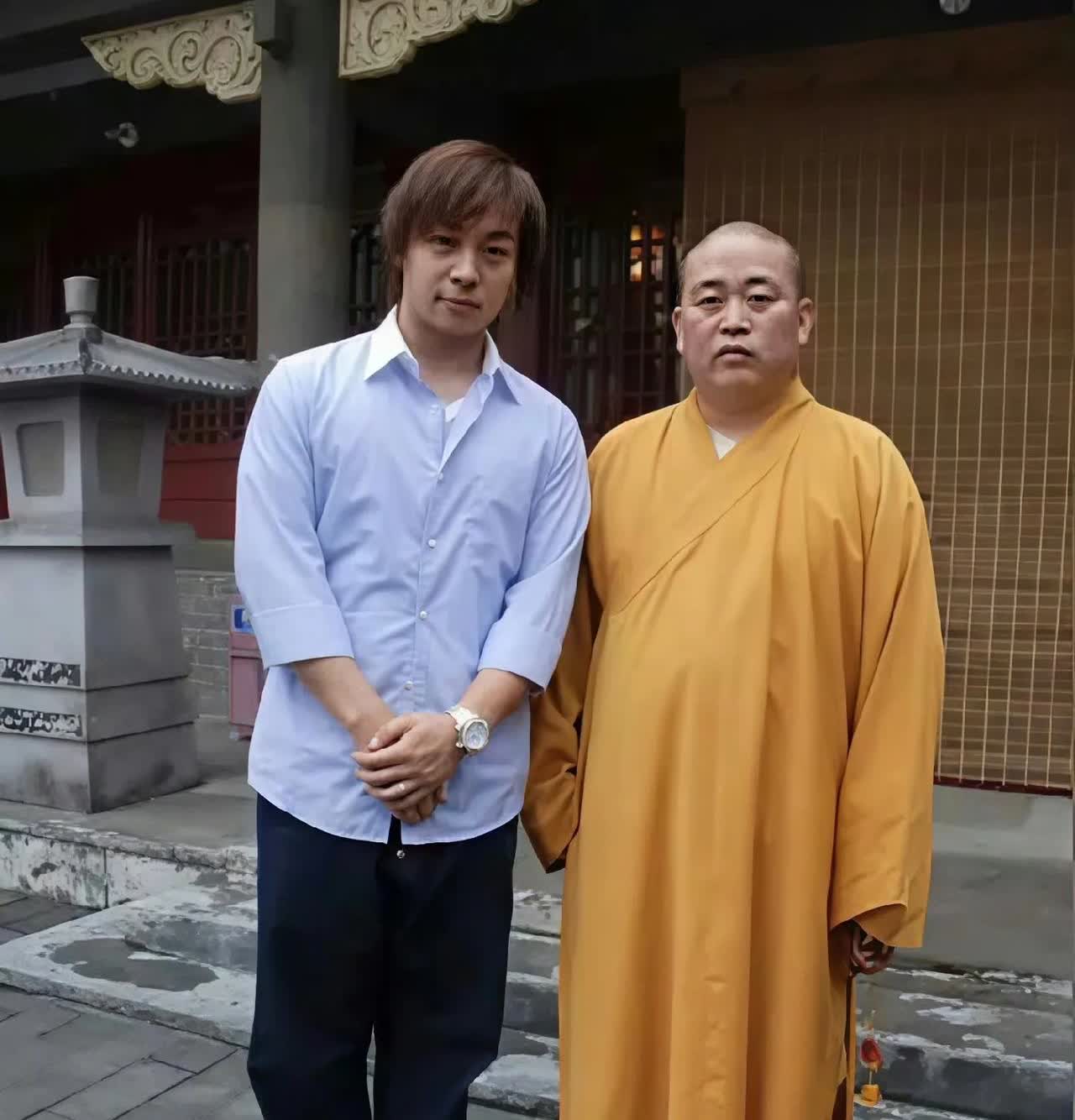 不出意外，
释小龙今晚彻底睡不着觉了，
释小龙和释永信可是师徒，释永信对释小