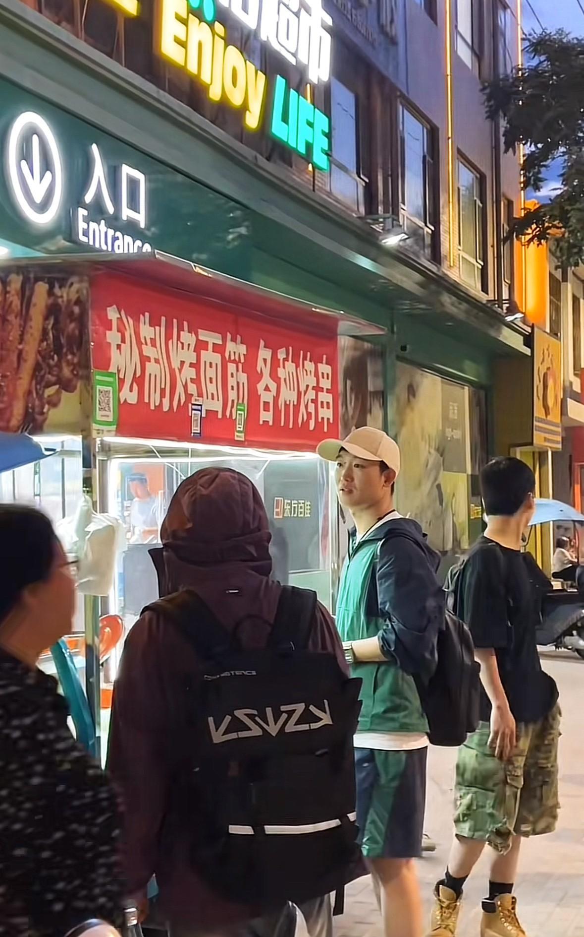 坐标甘肃环县，夜间出外觅食，在一烧烤门店前偶遇一帅哥，大高个，白白净净的，在等待