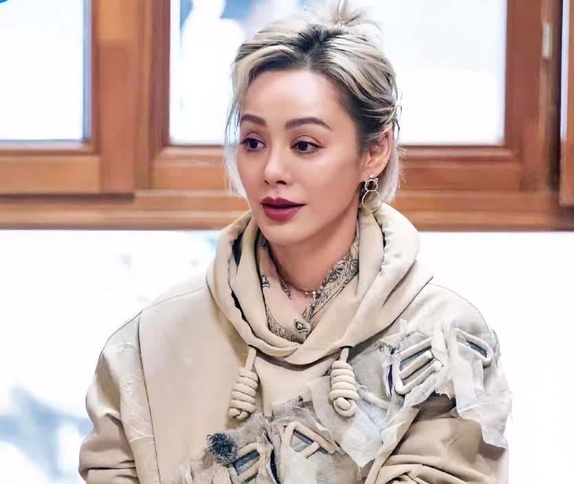 有句话一直不敢讲
宁静其实并不适合参加综艺节目
这并非是由于她年纪大了，而是