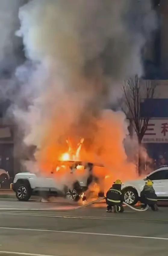 山东菏泽，一男子大年初二吃完饭下楼，这可是个真事儿，大过年的，本来高高兴兴的，谁