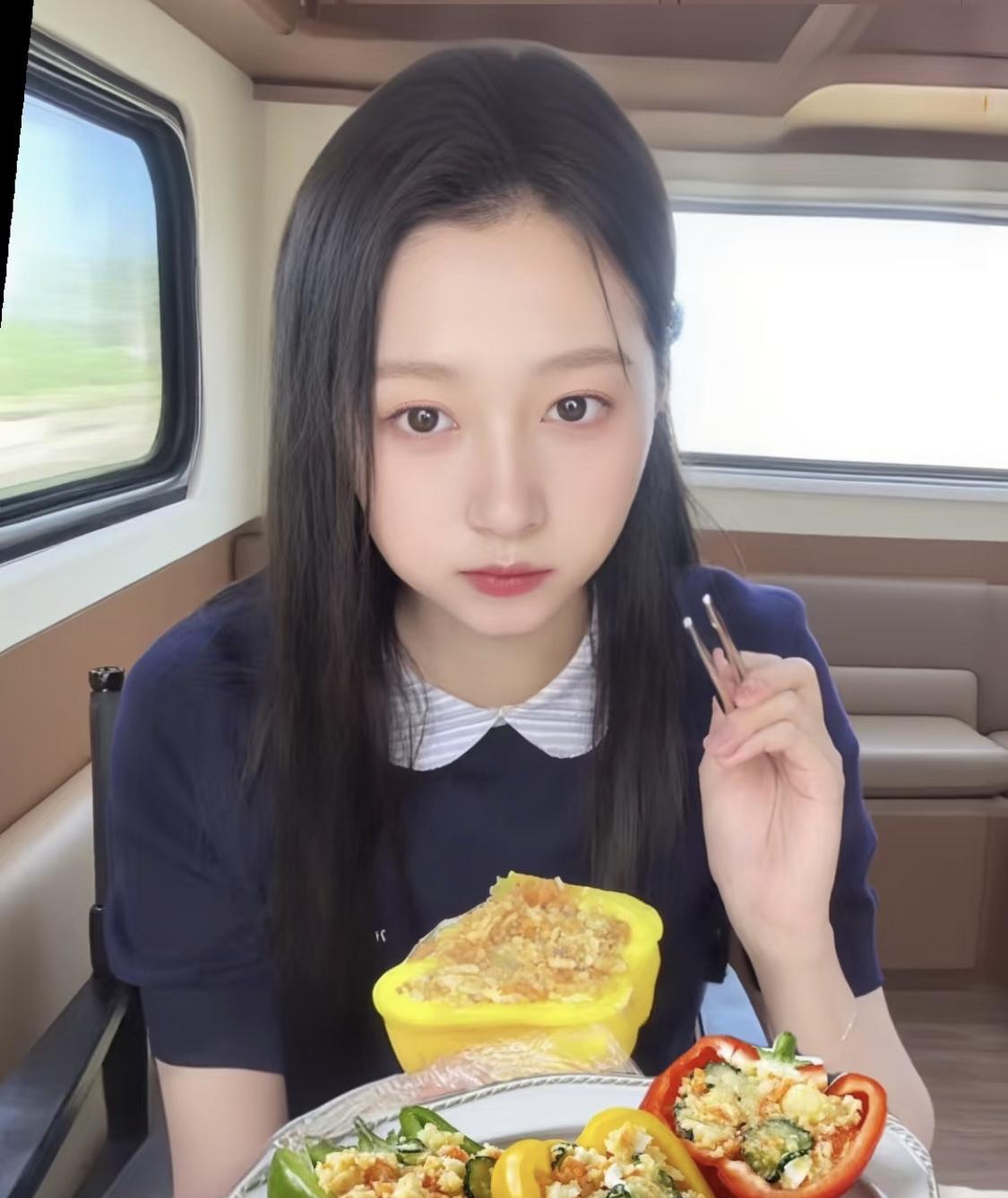 关晓彤推荐的彩椒碗最近很火啊……很多博主说真的是营养又瘦身。
陈祉希还晒了自己吃