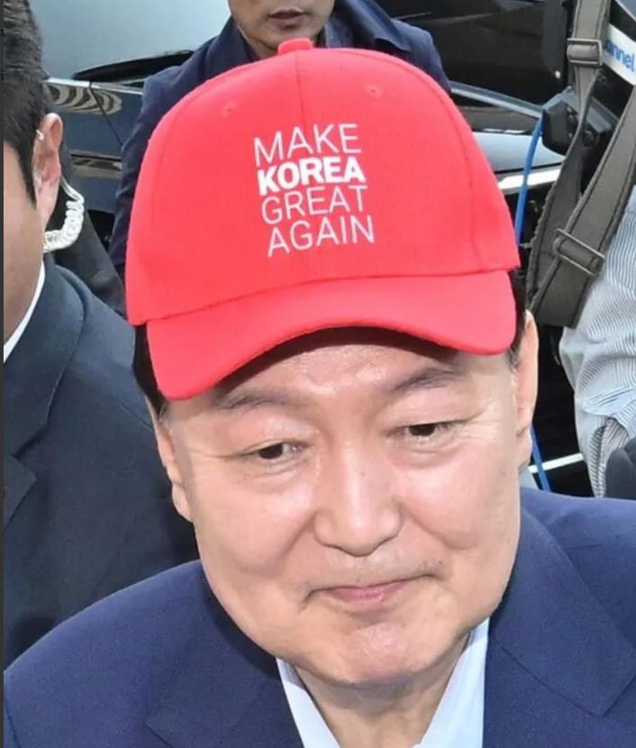 被弹劾下台的前总统尹锡悦又跑出来作妖了。
虽然他因为弹劾未能完成任期，但他依然高