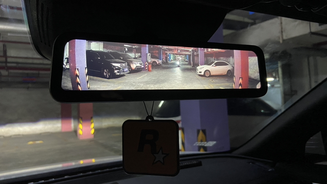 宋大白更换了流媒体后视镜
换了纯粹的流媒体后视镜，没有记录功能。晚上变道超车轻松