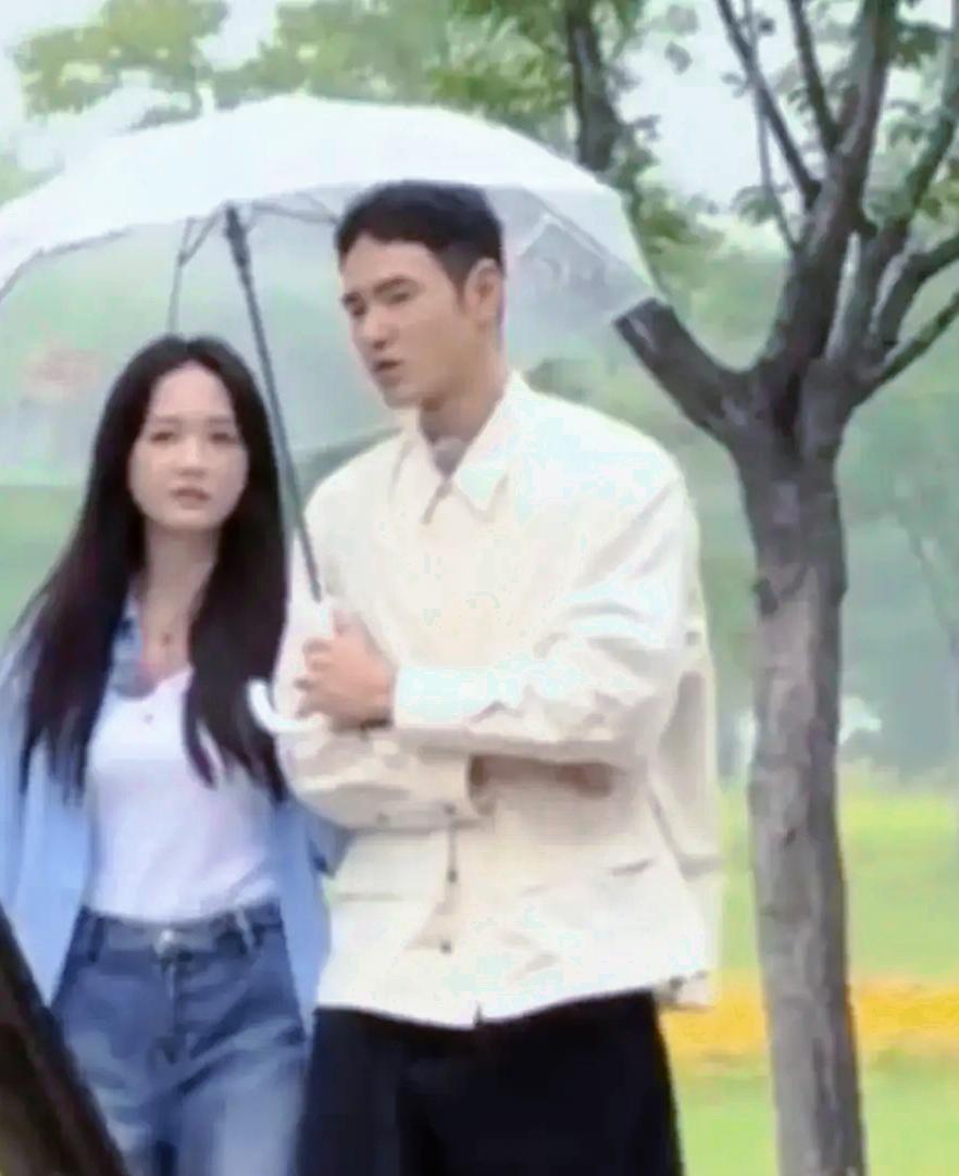 【录综艺偶遇雨景！阮经天陈乔恩同框直接梦回偶像剧】
谁懂啊家人们！录综艺现场撞见