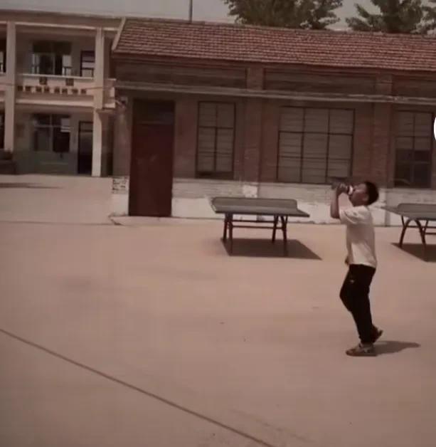 假如遇见了小时候的自己，你会对他说什么？看看网友们怎么回答的：
我会对小时候的自