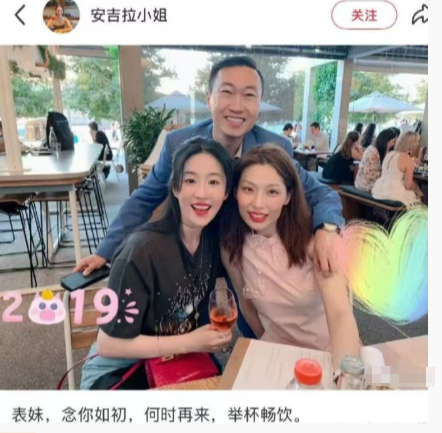 刘亦菲去见表姐了，表姐在新加坡，她们感情真的好好啊 ​​​