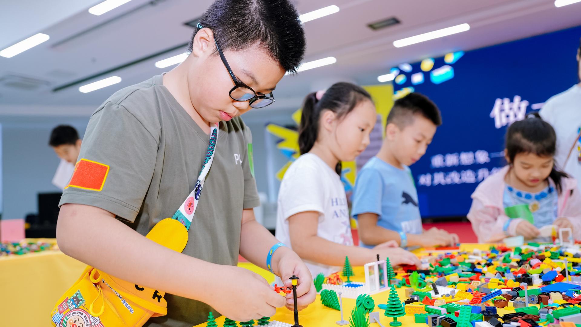 国际玩乐日前夕，乐高集团以“Build the Change 小小创变家”活动开启城市玩乐模式