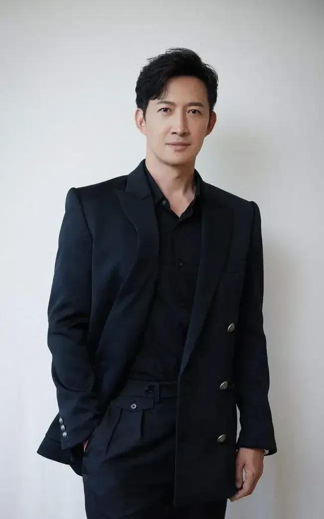 王阳和韩庚的居然是亲的表兄弟，两人的妈妈是亲姐妹，王阳比韩庚大6岁，虽然两人出道