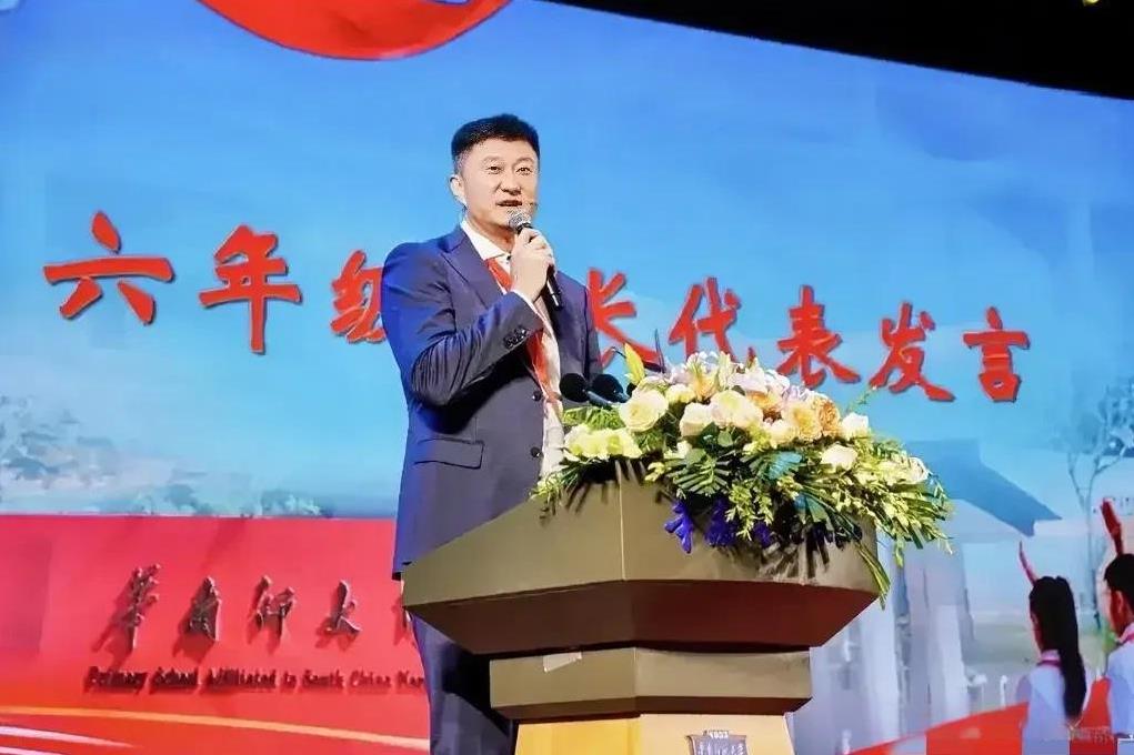 杜锋去华师附小参加了女儿的毕业典礼，他还在毕业典礼上代表学生的家长讲了话，杜锋坦