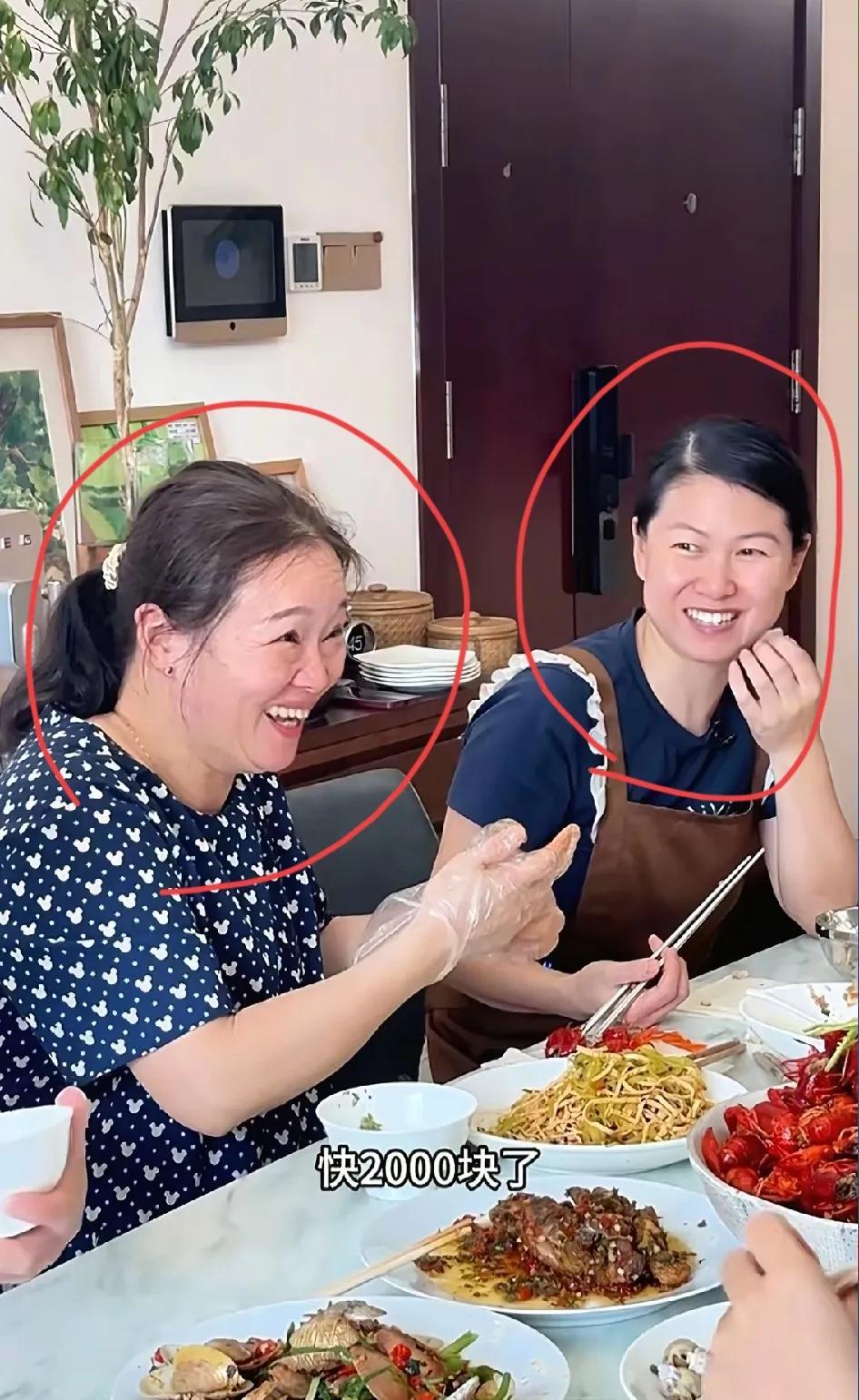 不知你有没有觉得，小凤家阿姨，就没一个善茬？
今天一场家宴，作为笑面虎的周阿姨就