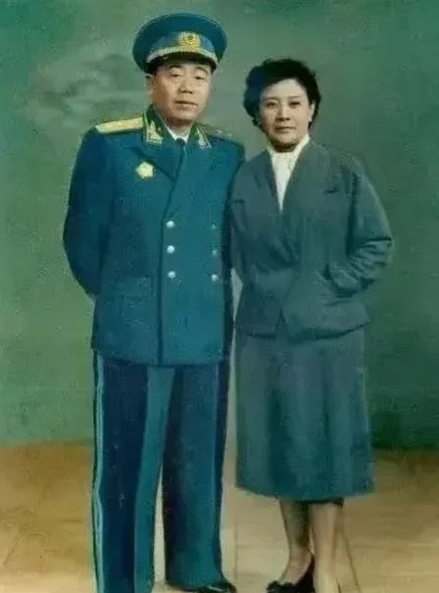 1955年，聂凤智被授予中将军衔。

穿上中级服装的聂凤智和夫人何鸣在宅子里拍了