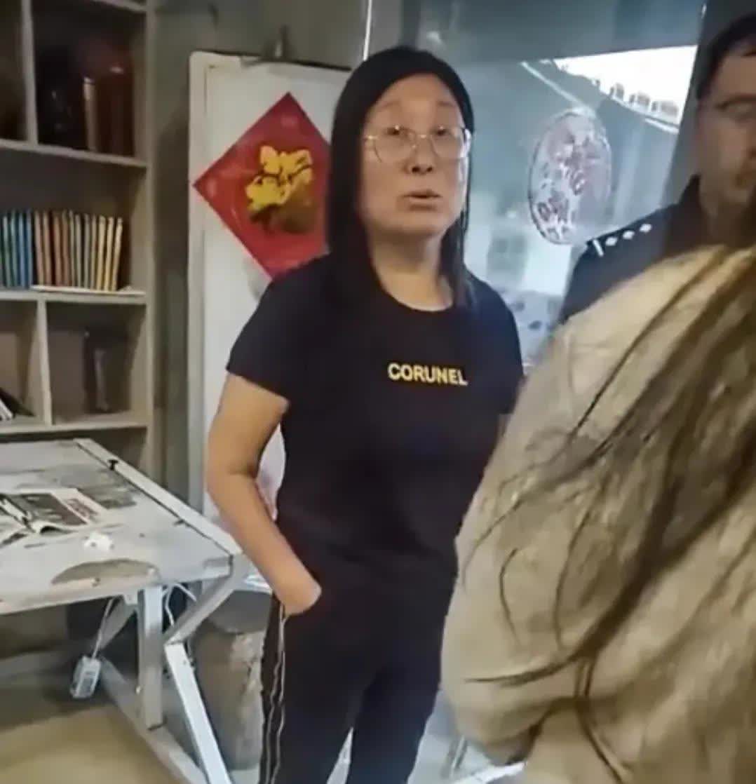有人说：年龄越大越没素质。同样的事情，两种不同的结果。

有一女子手机丢了，