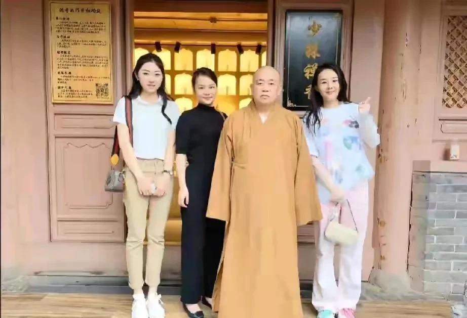 “常在河边走哪有不湿鞋”，释永信频繁出入“红尘”、频繁接见女香客、频繁面对俗界言