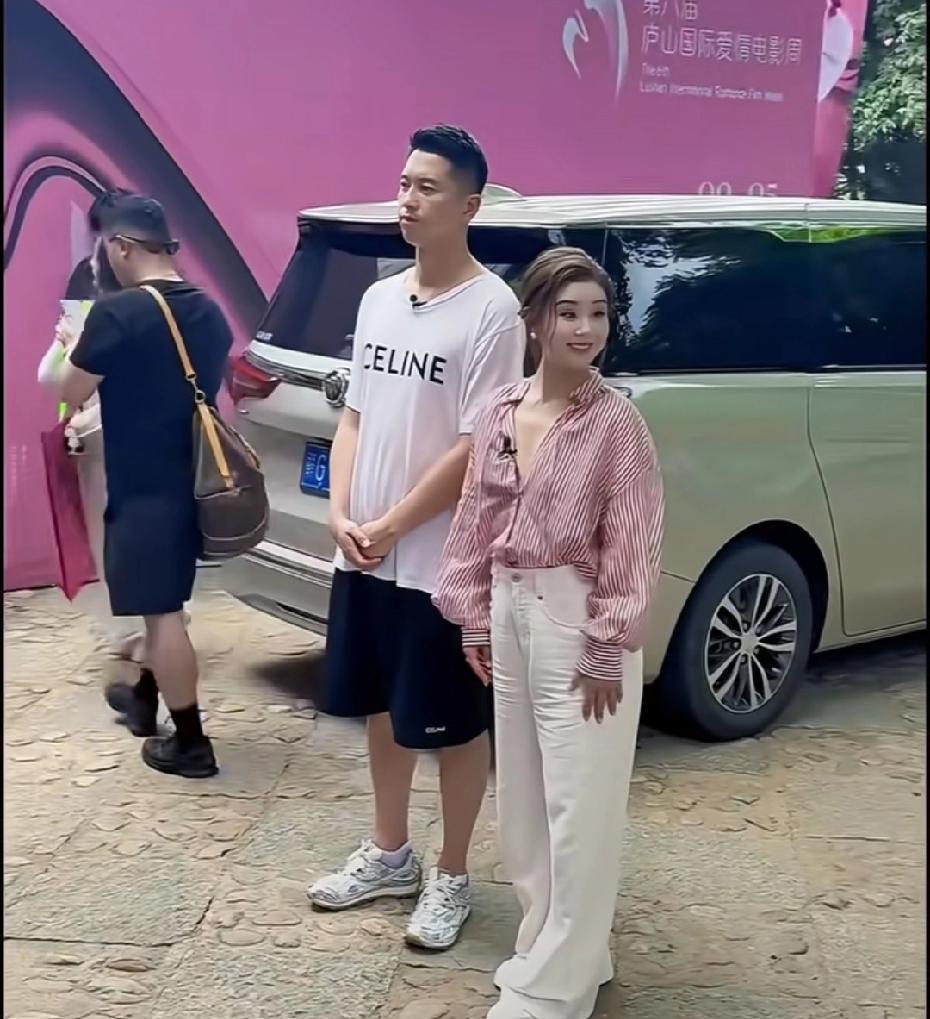 王雷李小萌俩人保养的真不错，李小萌像个洋娃娃一样，软萌软萌的！而且还不显老，看他