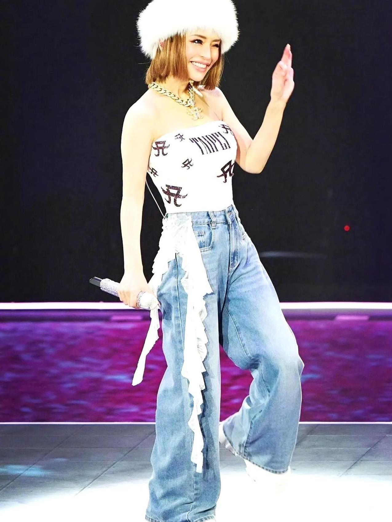 胸大穿抹胸也可以很好看，只要身材够好！日本女星里她还是很优秀的，一个很有实力，颜