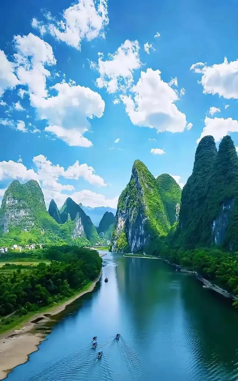 #水乡烟雨诗词分享#
《水调歌头·漓江胜景》/马进鹏
翠岭倚天立，碧水抱山流。 