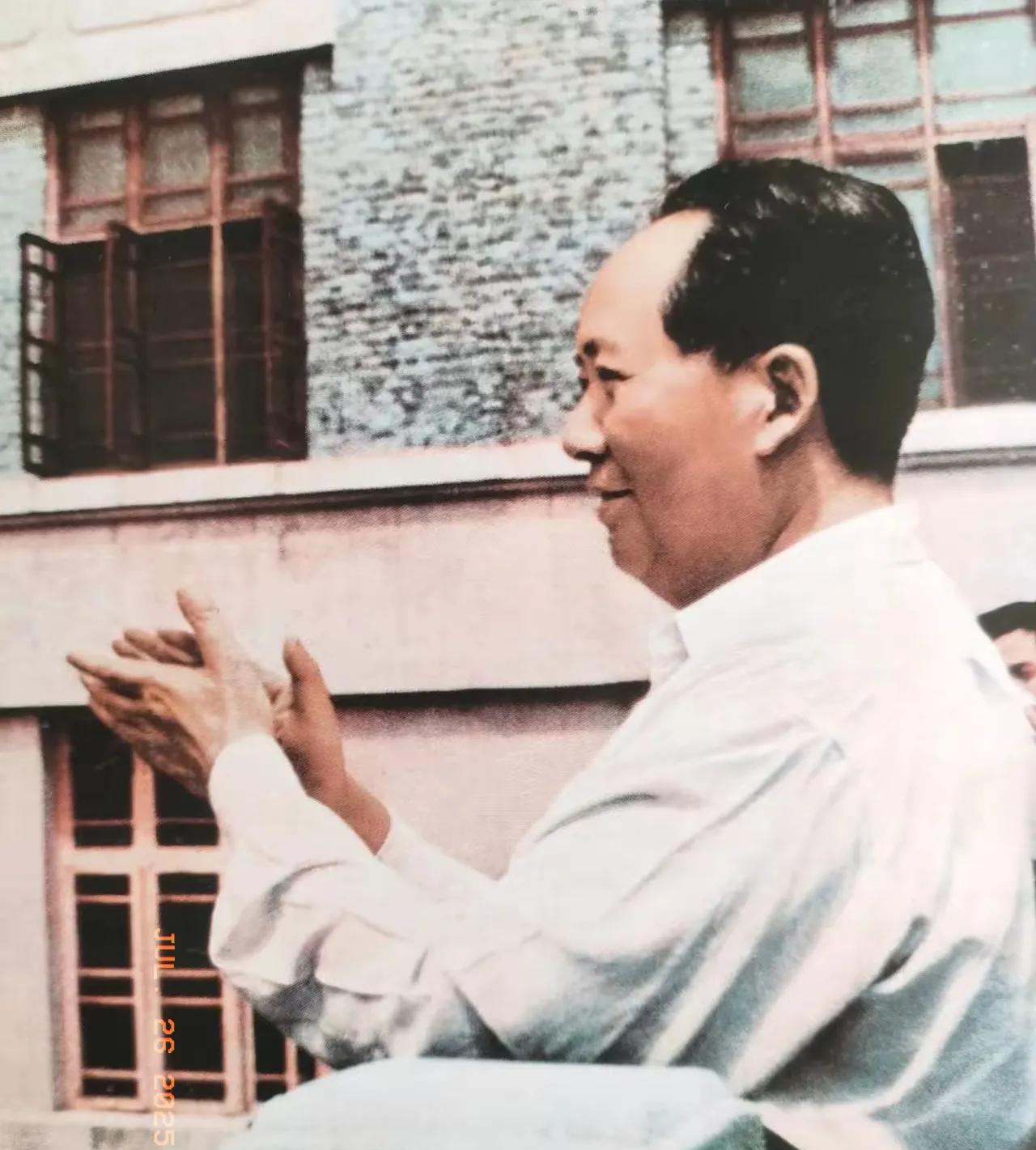 一张珍贵的照片。
1958年，毛主席在天津大学与师生们亲切交流时的场景，同时留下