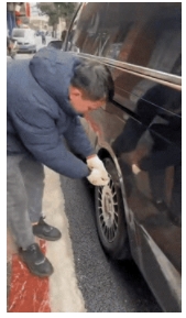 商务车停在路中间，挡住了其他车子的进出。这种情况确实让人火大，尤其对那些急着出门