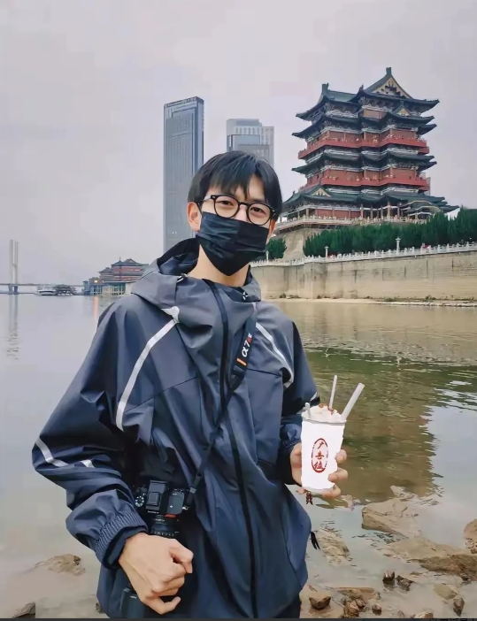 怪不得演员们都一门心思地追求瘦呢，只有快瘦成纸片的上镜效果才更好，因为电视与手机