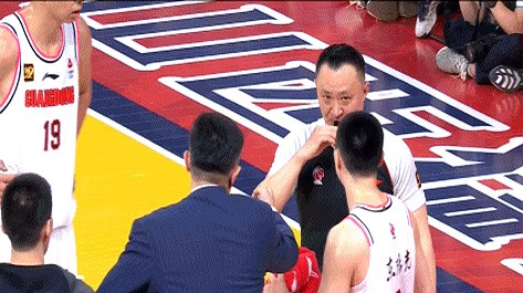破案了！胡明轩被罚出场的原因找到了，国内裁判闫军真是火眼金睛