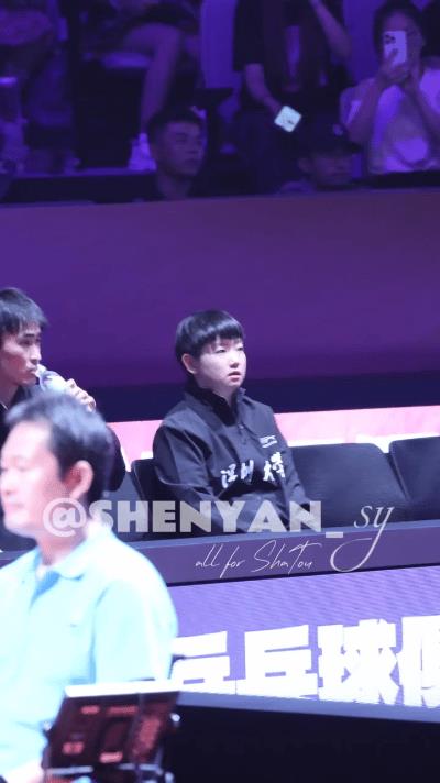 孙颖莎听到哥哥的声音抓紧盯着屏幕看~
这是多么敏感的声音啊！一听就知道这是我那s