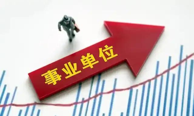 在十八线小县城工作、生活，可以这么说，靠的不是能力素质而是关系。
原来科室有个临