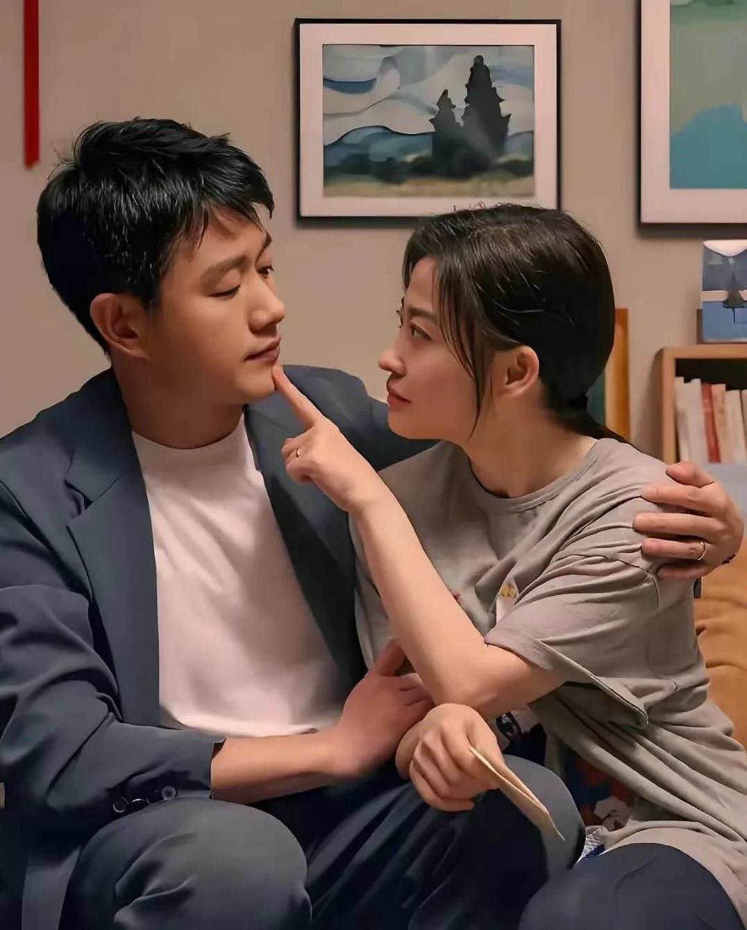《我的后半生》开播，梅婷饰演的刘丽娜拿佟大为饰演的老公沈青的手机半夜发了一条朋友