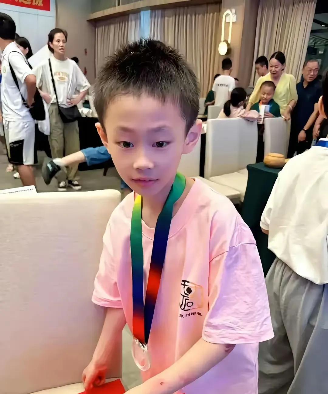 9岁天才少年跳楼自杀！实在惋惜心痛啊…
罪魁祸首竟然是他的亲生父亲，多次毒打儿子
