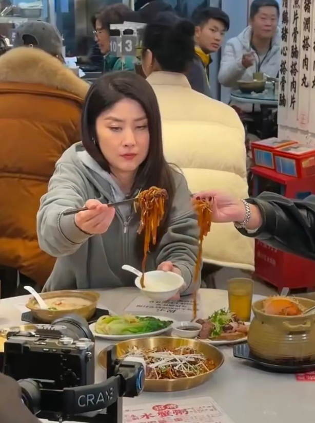 去面馆吃饭，碰到一个大明星，可就是想不来她叫啥名字了，你们看看你们认识她吗？都说
