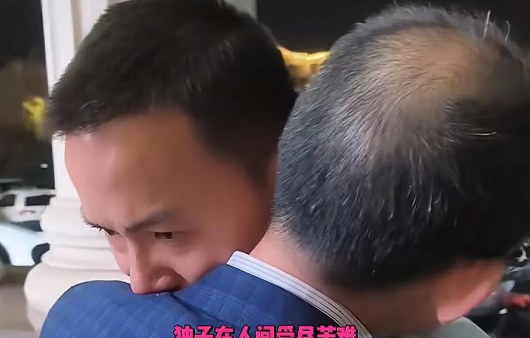 有网友说：谢浩楠其实从小就知道自己不是亲生的，毕竟农村那么个地方，一点小事，邻居