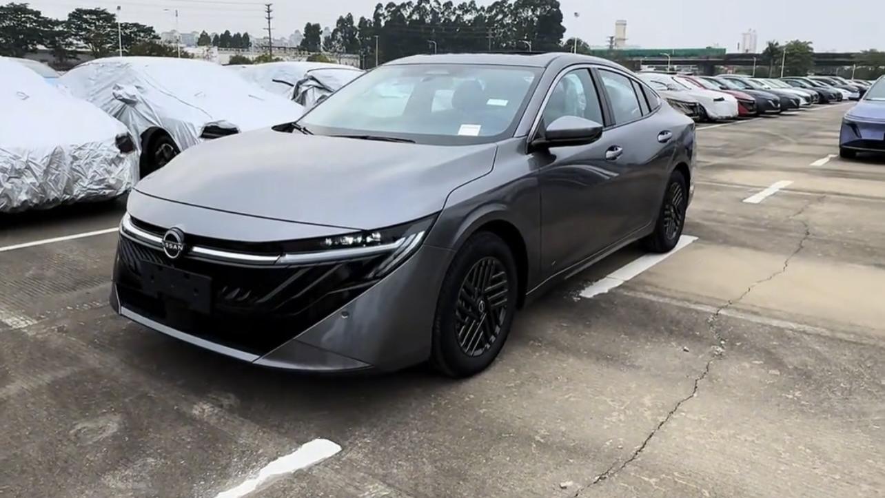 全新一代轩逸实拍，“撞脸”标致+贯穿尾灯，尺寸升级+双联屏？