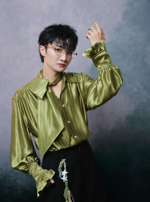 没有乐器铺垫，光靠人声就能把转音唱得像绸缎划过指尖，周深这嗓子是被天使吻过吧？每