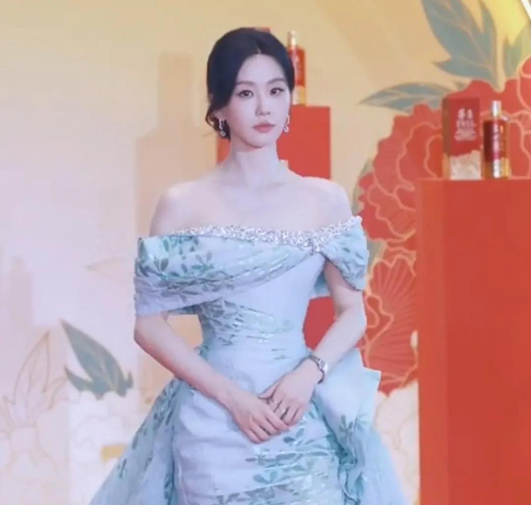端庄大气的国民女演员刘诗诗！ 看诗诗走红毯感觉心都静下来了，感觉风都是甜的，太美
