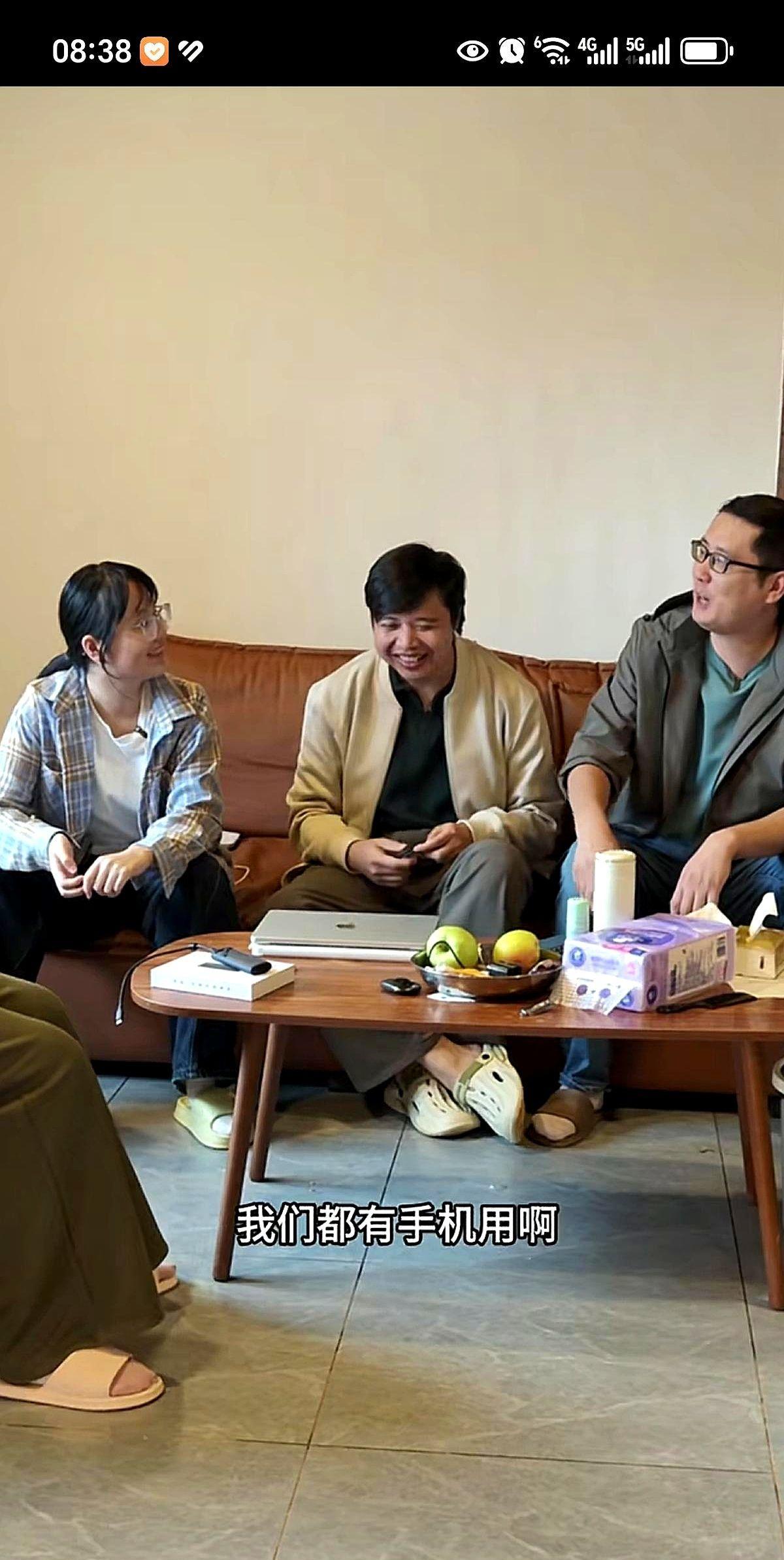 “大坨，你舅到底买不买？”她慢吞吞一句“舅舅帅”，全家笑翻。
投票、开会、逛店，