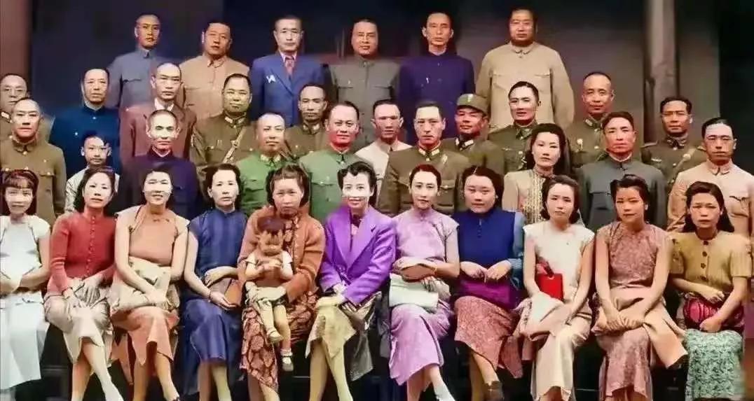 民国时期，国民党高级军官携夫人在一起，大合影！