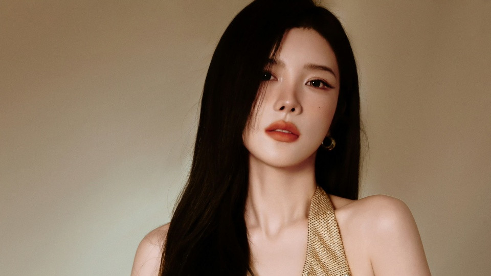绝美金色女神戴燕妮，优雅与性感交织，尽显时尚魅力