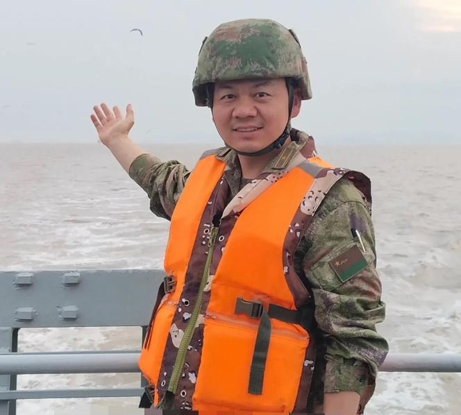 家人们，有件事情，我必须唠唠
咱河南商丘籍现役军人张伟
他除了有一颗善良的心，还