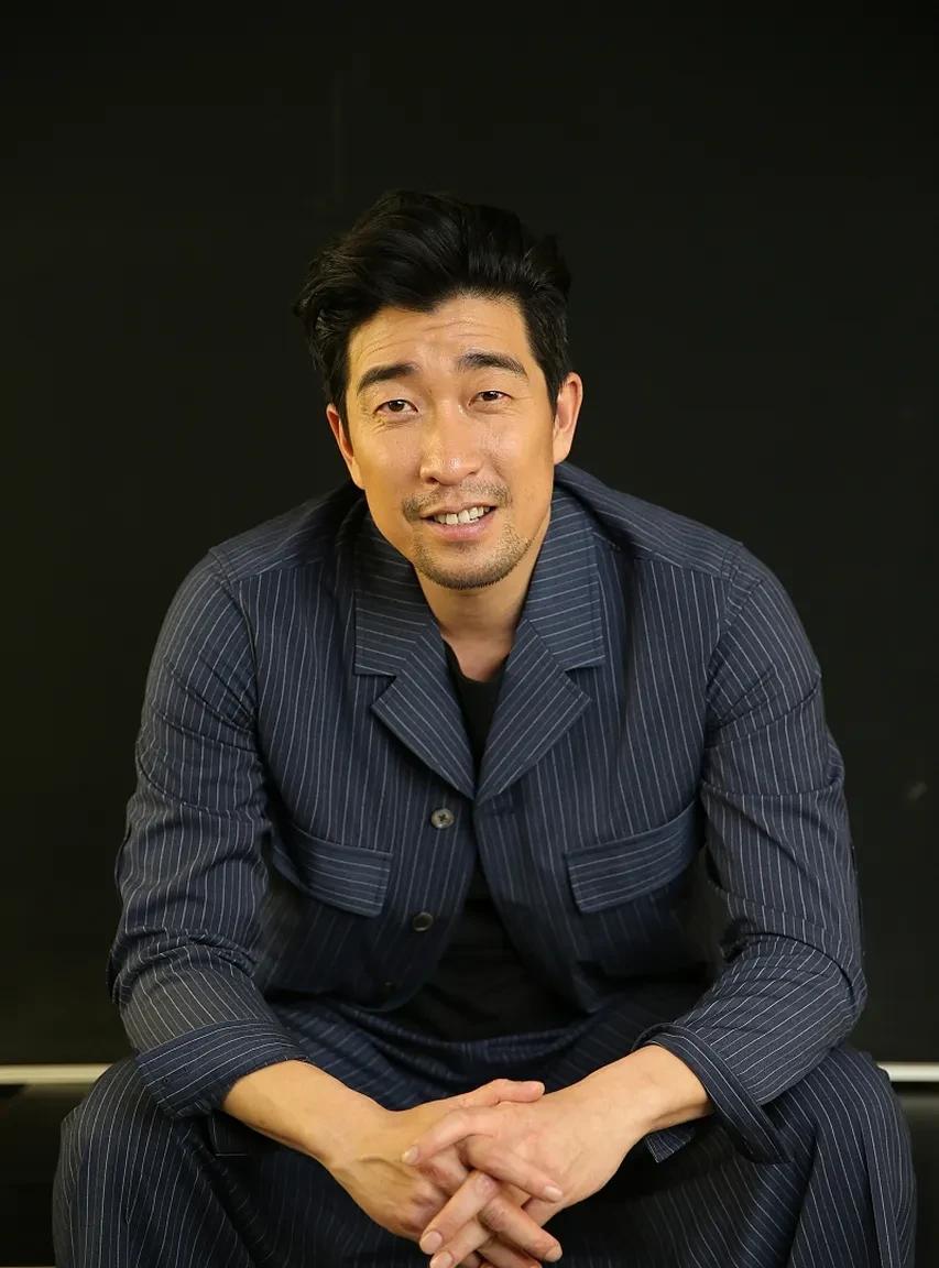 王千源说，我接《解救吾先生》那个角色时，提前就跑去监狱看犯人。有回蹲在号子门口看