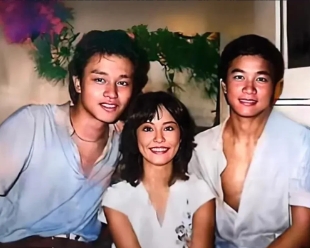 八十年代照片回忆，两位帅哥风采依旧

这张照片带我们回到了上世纪八十年代，两位帅