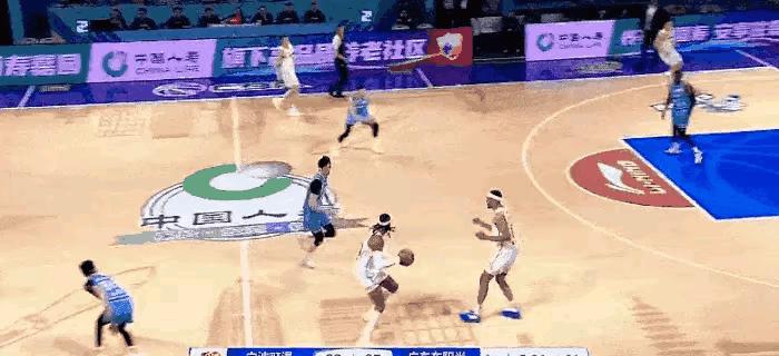 昨晚，宁波富邦队主教练卡梅隆盛赞徐杰的个人实力，尽管双方是对手，但他对徐杰的表现