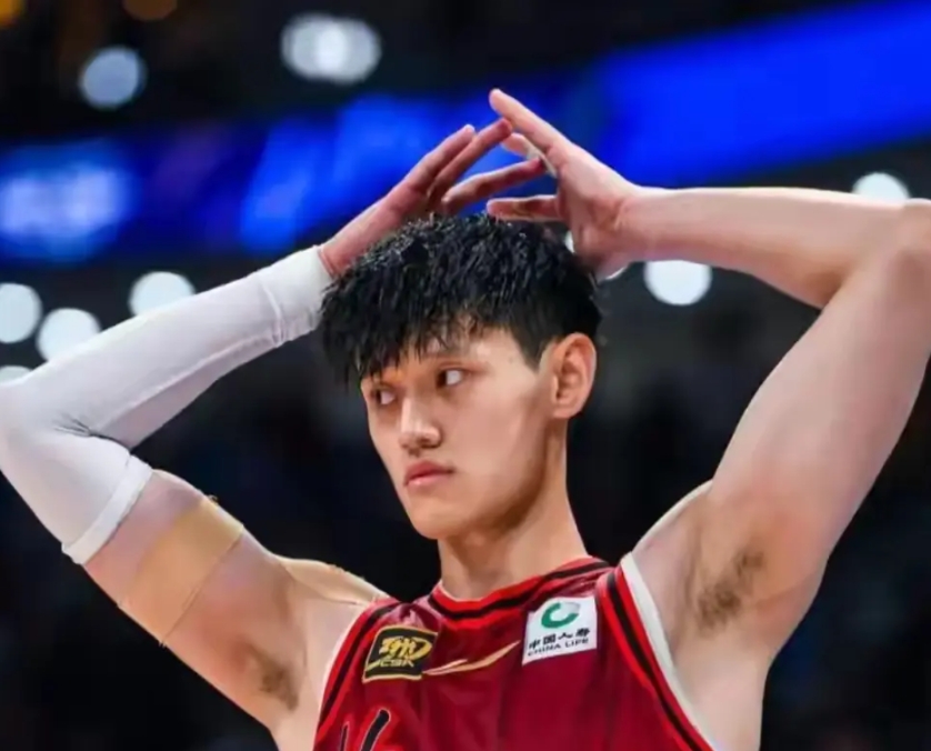 曾凡博目前最重要的是别重蹈丁彦雨航的悲剧，先好好打球，对他这种打大小前锋位置和2