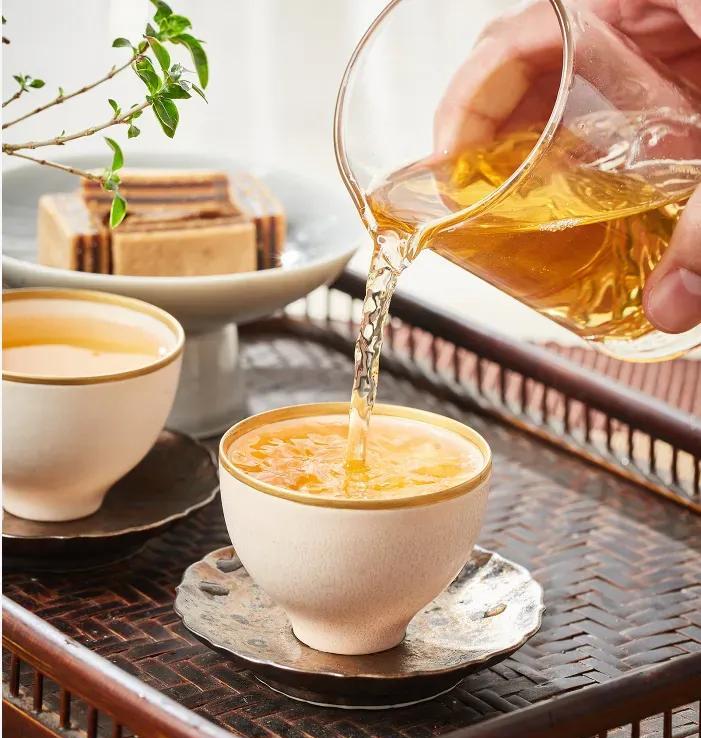 早安心语——朋友是灯，驱散寂寥，照亮期盼；朋友是茶，过滤浮躁，储存宁静；朋友是水