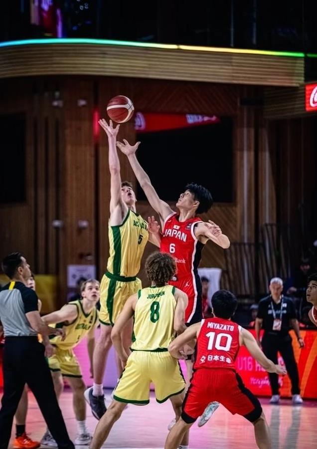 冤家路狭，中国男篮时隔20日再遇澳大利亚男篮！
今日U16男篮亚洲杯半决赛中，中