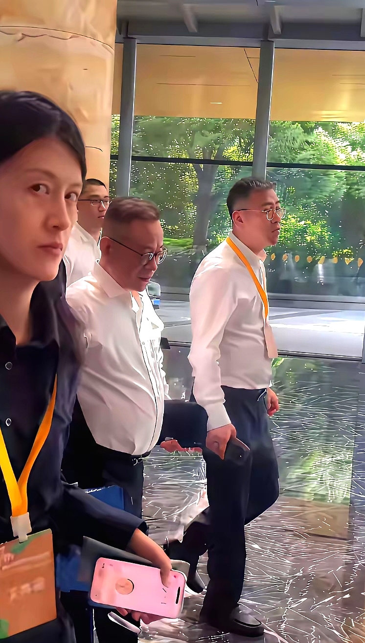 有网友偶遇刘强东，便喊了一声“东哥”，刘强东居然笑着回应了她。但没想到身旁的女士