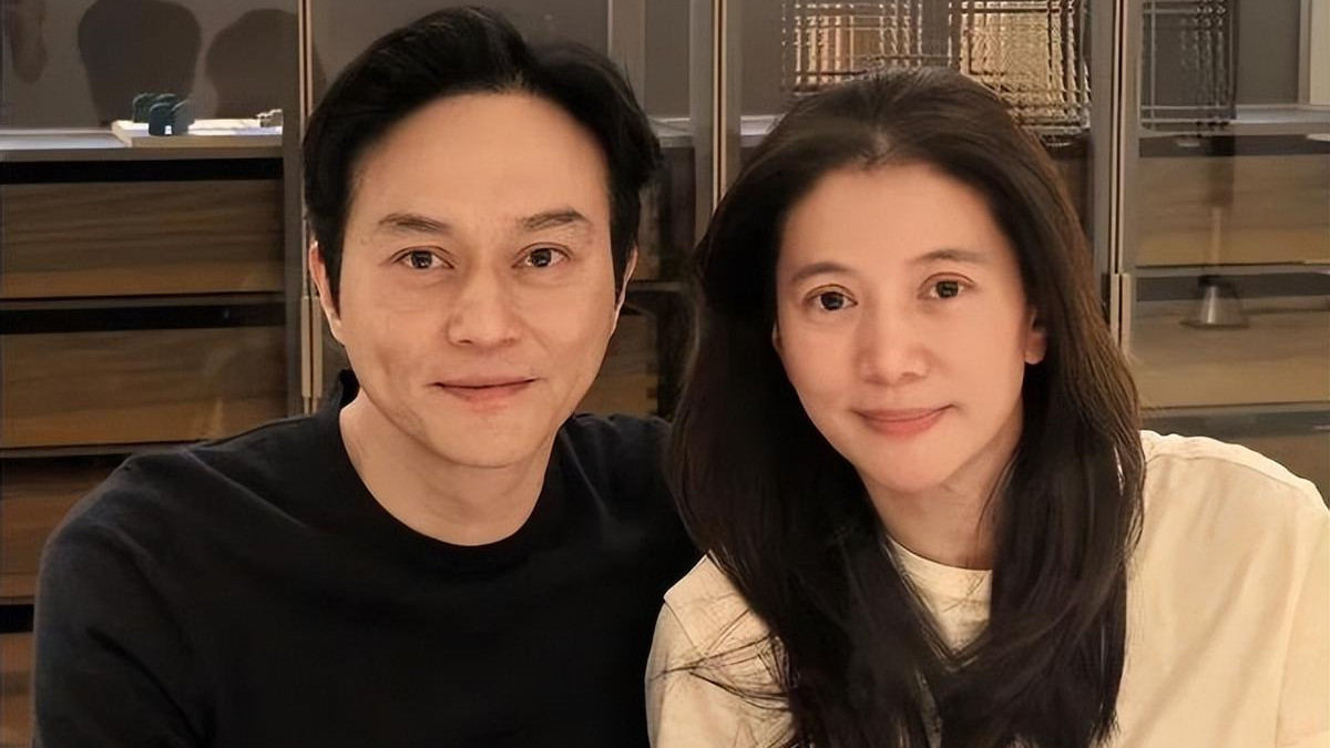 张智霖医院就诊照曝光 穿病号服做检查显憔悴 近日主动回应病情