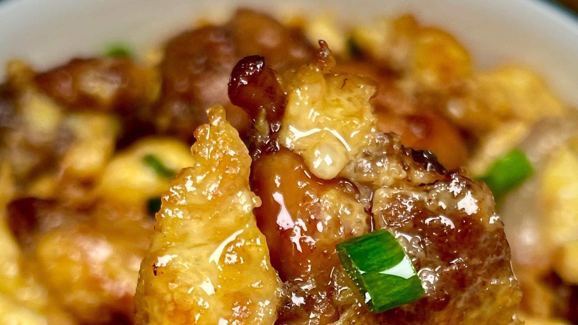 十分钟教你葱香四溢煎蛋的新吃法——鸡蛋葱花煎蛋。一口就爱上！