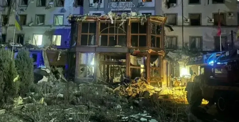 乌克兰克里沃罗格市的一座大酒店今天凌晨遭到俄军“伊斯坎德尔”弹道导弹袭击，俄国人