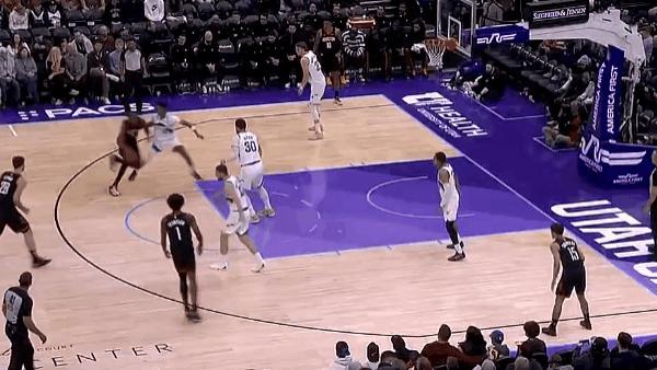 杜兰特持球单打，运球转身迎着防守中投再中已砍下21分