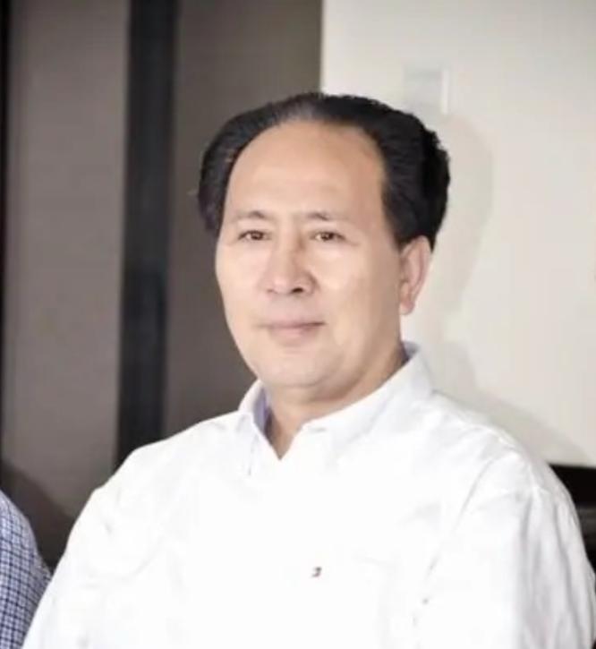 “您长得真像毛主席！”1994年，河南法官许国寅有一次坐出租车，司机一回头，看到